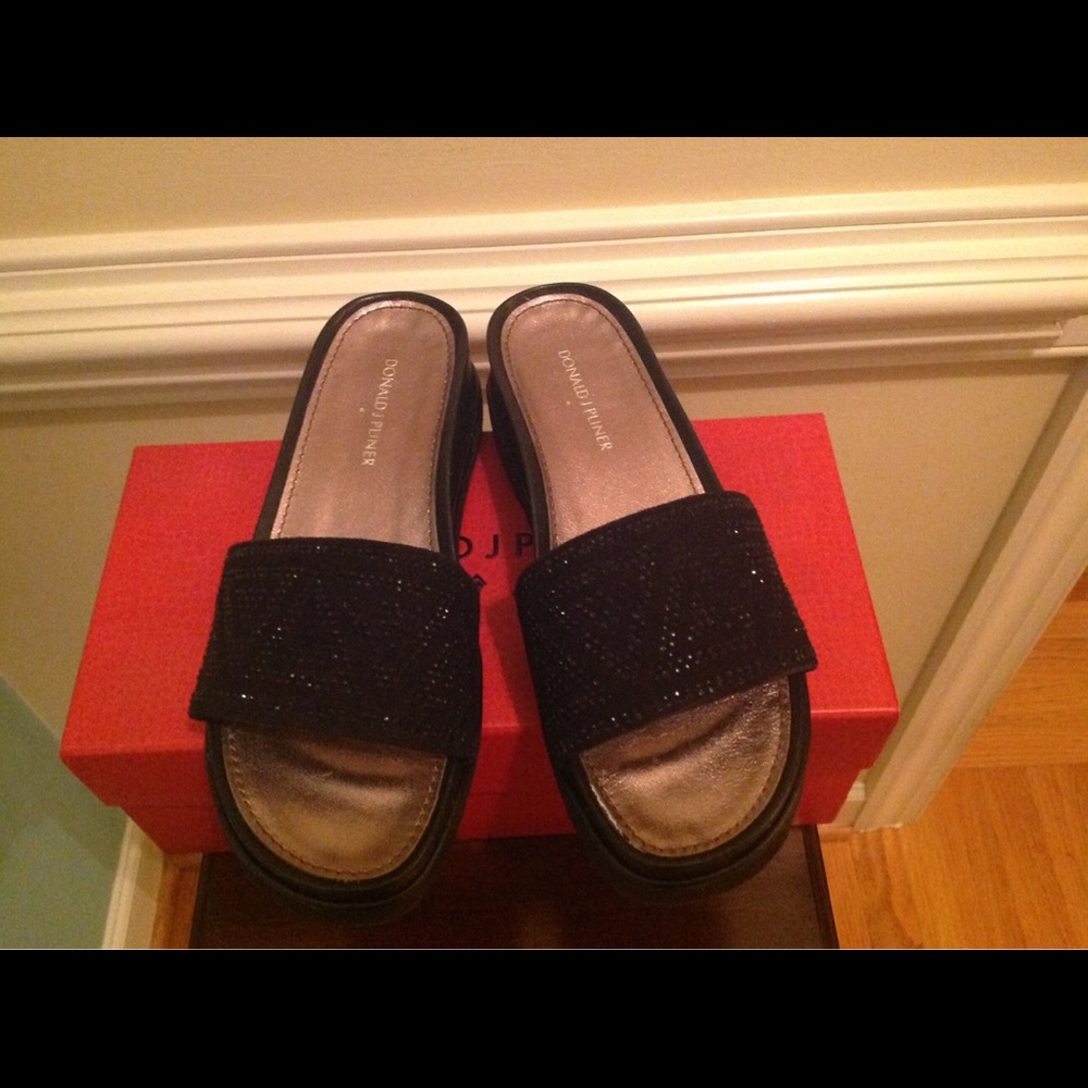 Donald J. Pliner “Cava” black slide 8